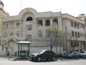 السفارة السعودية في طهران تباشر عملها
