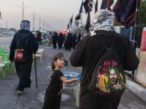 أطفال العراق في خدمة زوار الأربعينية.. صور