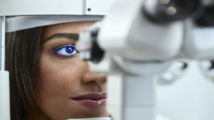 عدسات لاصقة تحدث ثورة في مجال طب العيون