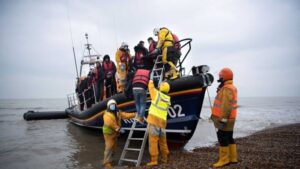 مصرع 6 مهاجرين إثر غرق قارب بقناة المانش