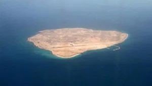 مسؤول عسكري ايراني يحذر الطامعين بالجزر الثلاث