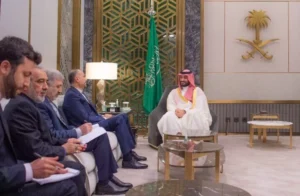 ولي العهد السعودي يلتقي وزير الخارجية الإيراني: الأمن والتنمية للجميع