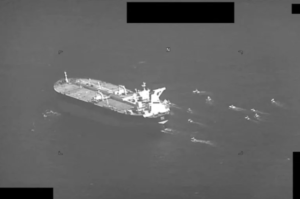 الأسطول الخامس الأميركي: قوات بحرية غربية طالبت السفن بتجنب المياه الإيرانية