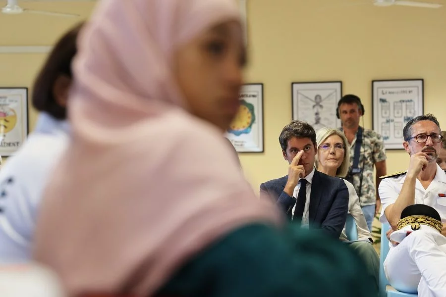 زعيم حزب فرنسي يحذر : حرب دينية سخيفة حول حظر الحجاب