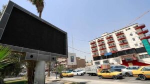 أفراد يتحدون قيم المجتمع العراقي بنشر المحتوى السيء عبر شاشات الاعلانات الكبيرة