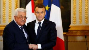 فرنسا تجرد الرئيس الفلسطيني من وسام غراند فيرميل