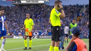 لقطة مثيرة في الدوري البرتغالي: الفار بالهاتف المحمول