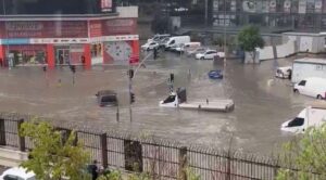 إسطنبول تغرق في مياة الأمطار (صور)