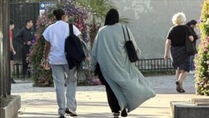 الطالبات المسلمات في فرنسا يتحدين قرار حظر العباءة
