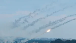 طائرات إسرائيلية تقصف أهدافا في لبنان مع إطلاق حزب الله لصاروخ قوي