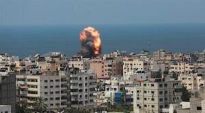 رشقات صاروخية من حماس تستهدف وحشود إسرائيلية ومطار بن غوريون