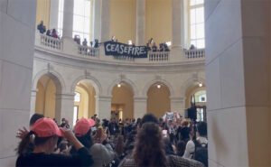 متظاهرون يقتحمون مبنى الكونغرس للمطالبة بوقف إطلاق النار في غزة