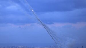 كتائب القسام تقصف عسقلان برشقة صاروخية