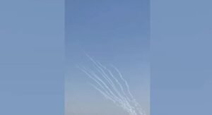 مشاهد لاطلاق الصواريخ من غزة باتجاه المستوطنات الاسرائيلية