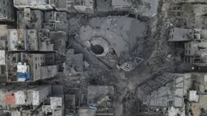 سكان غزة يكافحون تحت القصف للعثور على الناجين مع عودة الاتصالات