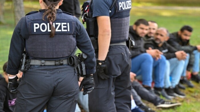 بينهم عراقيون .. الشرطة اليونانية تعتقل عصابة لتهريب المهاجرين