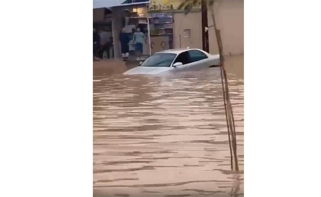 شاهد.. الأمطار تغرق شوارع الموصل