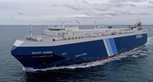 الحوثيون يحتجزون سفينة اسرائيلية على متنها 22 شخص