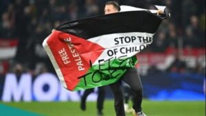 مشجع يقتحم ملعب مباراة بدوري أبطال أوروبا ويرفع علم فلسطين