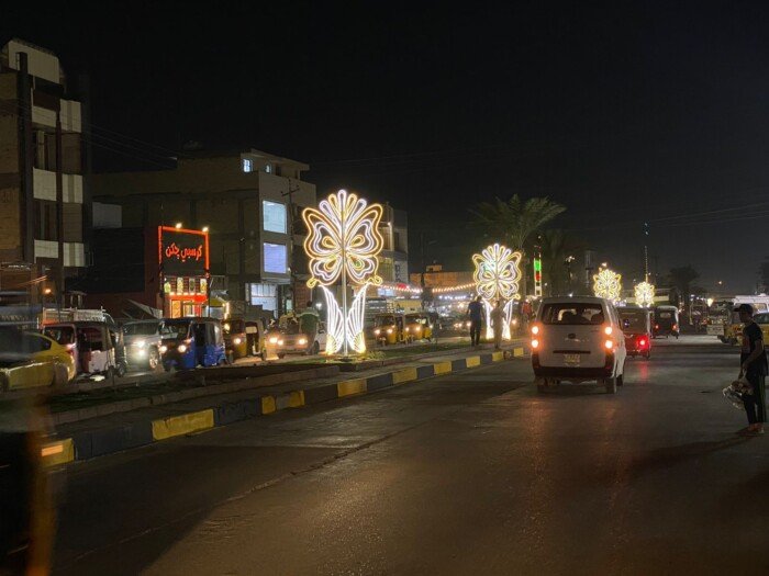 مدينة الصدر تحتفي بمجسمات مضيئة نصبتها أمانة بغداد في مشروع الاعمار المستمر