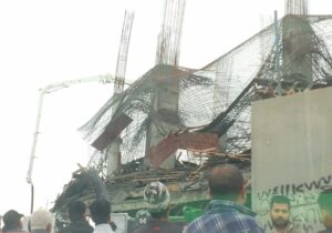 سقوط بناية قيد الإنشاء في سوق البصرة وأنباء عن إصابات