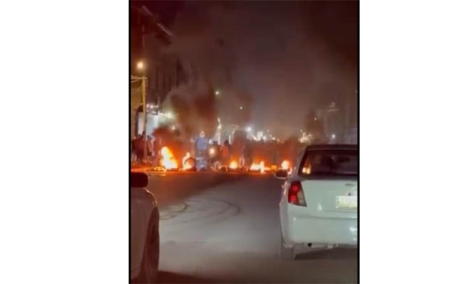 بالفيديو.. بصريون يقطعون الشارع بالاطارات المحترقة تنديدًا بسوء الخدمات