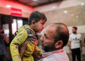 صرخات ألم وبكاء وتلاوة قرآن وأدعية في مستشفيات غزة