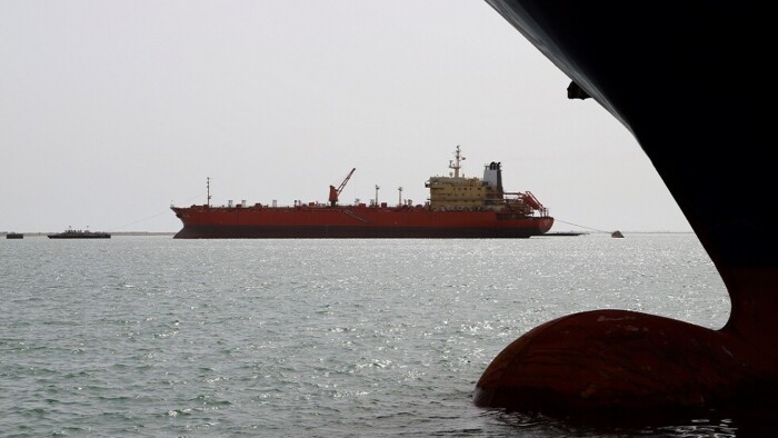 قصف صاروخي يستهدف سفينة مملوكة لبريطانيا قبالة سواحل اليمن