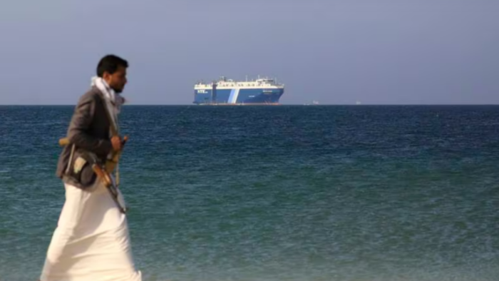 الحوثيون يستهدفون سفينة شحن في البحر الأحمر