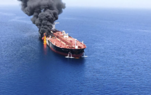 استهداف سفينة تجارية بصاروخ قرب الموانئ اليمنية