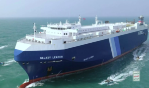 سفنٌ ترفع شعار”لا علاقة لنا بإسرائيل” وشركات تعلق رحلاتها التجارية في البحر الأحمر
