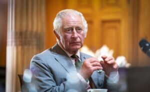 الملك تشارلز يجرد شقيقه بشكل رسمي من لقب “الأمير”