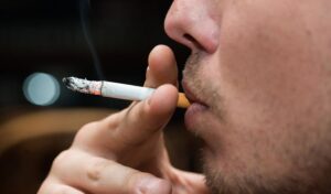 العراقيون ينفقون مبلغا يقدر بثلاثة مليارات دينار يوميا على شراء التبغ