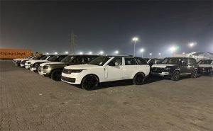 عشرات العجلات المخالفة للاستيراد في ميناء أم قصر