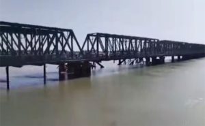 بالفيديو.. سقوط جسر الفلوجة المعاد ترميمه مؤخرا بـ 25 مليون دولار