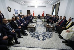 إردوغان وقادة المكون السني… طريقة غريبة في الجلوس!!