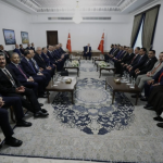 انتقادات لاجتماع اردوغان مع القادة السنة: تحت ظلال العلم التركي لا العراقي وتجاوز للقضايا الحساسة