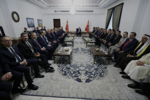 انتقادات لاجتماع اردوغان مع القادة السنة: تحت ظلال العلم التركي لا العراقي وتجاوز للقضايا الحساسة