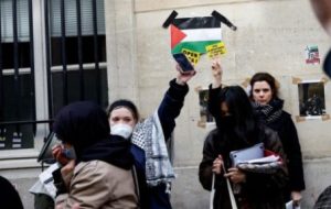 طلاب يغلقون مداخل جامعة (سيانس بو) في باريس احتجاجاً على حرب غزة
