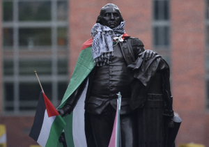 في خضم الاحتجاجات الجامعية الامريكية المؤيدة للفلسطينيين .. تمثال جورج واشنطن يرتدي العلم الفلسطيني