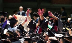 خريجون بجامعة ييل الأمريكية ينسحبون من حفل للتخرج دعما للفلسطينيين