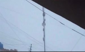بالفيديو.. لحظة سقوط برج انترنت في ميسان بسبب العاصفة