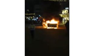 بالفيديو.. النيران تشتعل داخل سيارة في بغداد