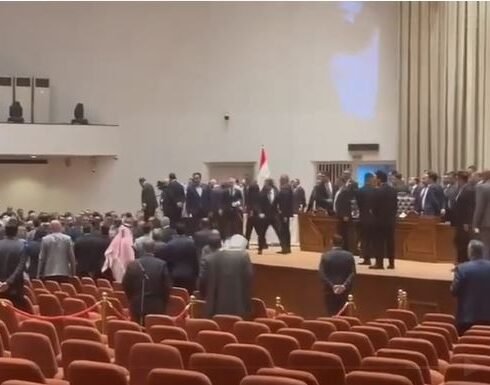 نواب البرلمان العراقي يتصارعون على قانون العفو العام في جلسة درامية