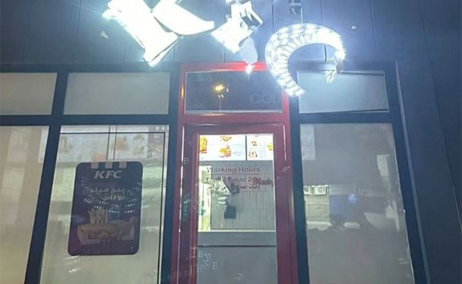 متظاهرون يهاجمون مطعم KFC في شارع فلسطين