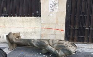 تمثال الفنان جواد سليم بلا رأس في بغداد