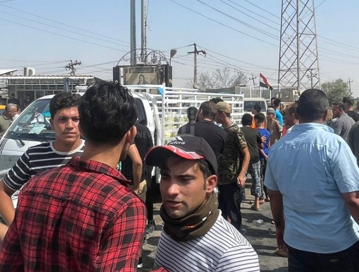 صور.. محتجون على تردي الخدمات يقطعون طريق بغداد – كركوك
