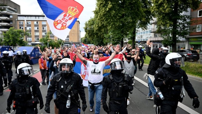 اشتباكات عنيفة بين مشجعي إنجلترا وصربيا