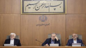 الرئيس الإيراني يقدم تشكيلته الحكومية