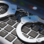 ظلال الويب المظلمة: الابتزاز الإلكتروني يحصد أرواح النساء والمراهقين في العراق